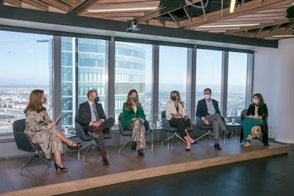 Mesa redonda con Daniel Mazin (Dazia Capital), Carmen Panadero (Woman in Real Estate), Ramón Gayol (KPMG en España), Araceli Martín-Navarro (Coword) y Ana Aránguez (Sareb), moderada por la periodista Marta González Novo.