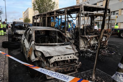 Un autobús y un coche incendiados en Loures, durante los disturbios ocurridos esta semana en el área metropolitana de Lisboa.