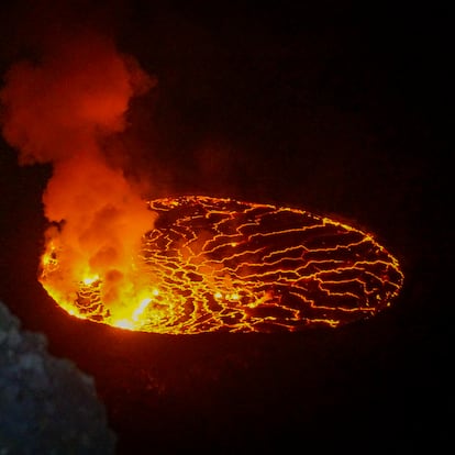 Este era el aspecto del cráter del Nyiragongo, uno de los volcanes más activos del mundo, antes de su última erupción. En 2002, durante su penúltima erupción, la lava arrasó hasta una quinta parte de la ciudad de Goma, destrozando las casas de más de 120.000 personas. Además, al menos 250 personas