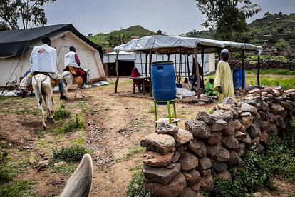 Sanitarios de Médicos sin Fronteras en el centro de salud de Darfur.