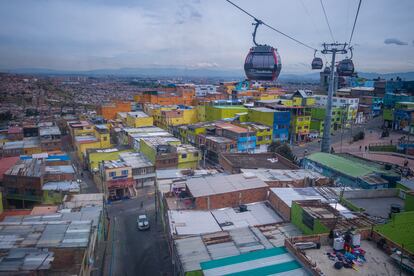 Vista del Transmicable por encima de Ciudad Bolívar.