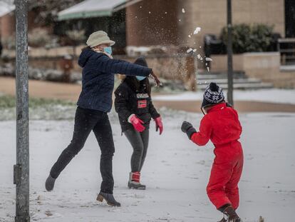 Una mujer y unas niñas juegan con la nieve en el Parque de Enrique Tierno Galván durante una copiosa nevada en Valdemoro.