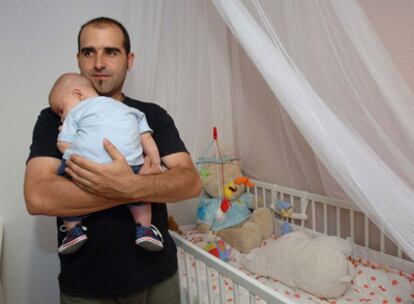 Daniel Hinojosa, uno de los primeros padres que tomaron la baja paternal.