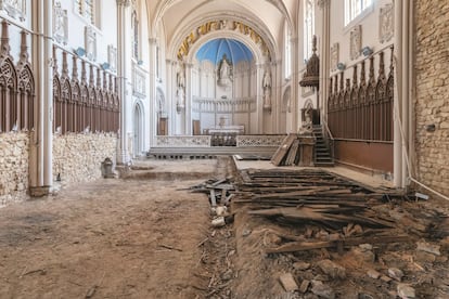 "El antiguo hospital parece desierto. Tras franquear un pequeño portal que da a la calle, localicé enseguida la capilla en medio del lugar gracias a la característica forma de su campanario abulbado. Una puerta parece estar abierta. Entro". Así comienza la descripción que ofrece Meslet de esta capilla de la región de Gran Este, en Francia. El arco triunfal marca la entrada del ábside semicircular. Un Cristo "envuelto en una luz divina parece querer liberarse de la ingravidez". Al pie del altar, un montón de bancos apilados que impiden cualquier circunvalación. "Parece que los hubiesen puesto ahí en cuarentena". Al bajar los tres escalones que separan el coro de la iglesia, suelo de tierra batida "destripado por una gran herida cubierta de escombros y partículas de madera carcomida". La carpintería ha sido arrancada y una parte, tirada. "¿Así agonizan las capillas de los hospitales? ¿Afectadas a su vez por el mal de los residentes que han venido a rezar para curarse? No. Múltiples catéteres fluorescentes salpican los muros y dejan adivinar la inyección de una vacuna en el corazón de la piedra. Volveré a visitar a este enfermo para interesarme por su salud", escribe.