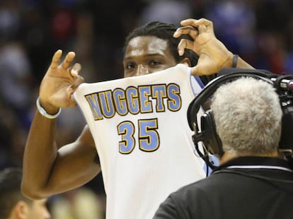 Kenneth Faried, de los Nuggets, celebra la victoria ante los Clippers.