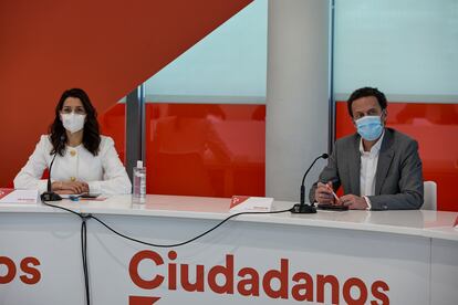El que fuera candidato de Ciudadanos a la presidencia de la Comunidad de Madrid, Edmundo Bal, y la presidenta de Ciudadanos, Inés Arrimadas, durante una rueda de prensa, el pasado 5 de mayo, en Madrid (España).