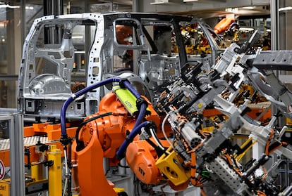 Un robot en la producción de una furgoneta en la fábrica germana de Volkswagen.