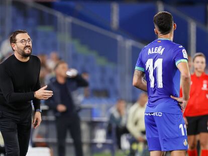 El entrenador del Getafe, José Bordalás, da instrucciones durante el encuentro entre el Getafe y el Celta.