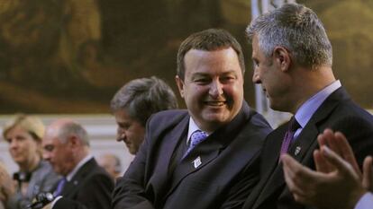 El serbio Ivika Dacic y el kosovar Hashim Thaci, en junio. 