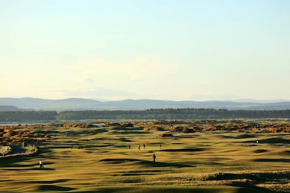 El golf se inventó en Escocia y aquí los campos siguen el modelo clásico. Extensiones verdes en la costa, con rough de brezo y machair (dunas cubiertas de hierba y flores silvestres), donde el principal enemigo del golfista es el viento. La ciudad universitaria de St. Andrews, en Fife, es la capital del golf, junto al mar, y el Old Course (standrews.com) es el campo de golf más antiguo y famoso: aquí se juega desde el siglo XV. Es un campo público pero hay que reservar con meses de antelación. Si no lo logramos, nos podemos apuntar a un circuito guiado para visitarlo. Cerca está la playa de West Sands, famosa por la película ‘Carros de fuego’. Merece la pena el paseo.