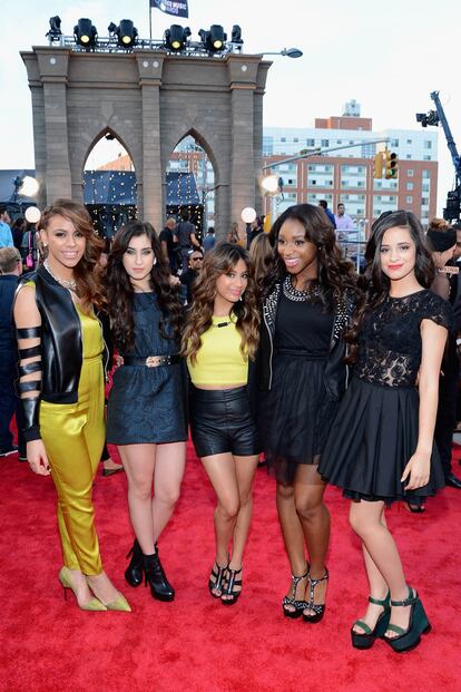 La girl band Fifth Harmony basaron su estilismo grupal en el binomio del negro y amarillo.