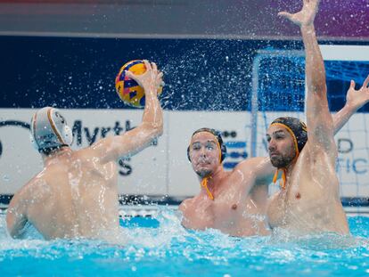 Álvaro Granados busca un hueco para lanzar durante el partido de waterpolo de España contra Montenegro.