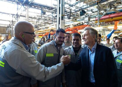 Macri con obreros de la fábrica de PSA Peugeot en El Palomar.