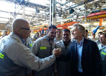 Macri con obreros de la f&aacute;brica de PSA Peugeot en El Palomar.