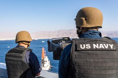 Miilitares de EE UU, a bordo del buque de transporte anfibio USS Portland, que participa en las maniobras en el Mar Rojo, el 1 de noviembre en la costa de Eilat, en Israel.