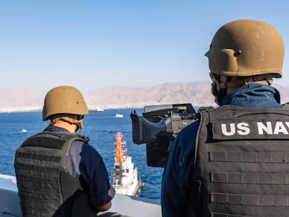 Miilitares de EE UU, a bordo del buque de transporte anfibio USS Portland, que participa en las maniobras en el Mar Rojo, el 1 de noviembre en la costa de Eilat, en Israel.
