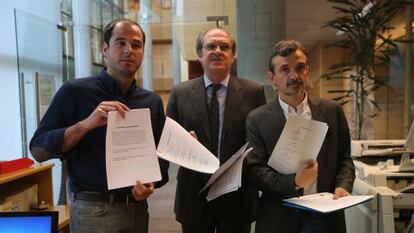 Igancio Aguado, Angel Gabilondo y José Manuel López en el registro.