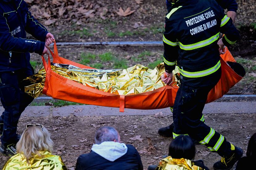 Al menos dos muertos y 40 heridos al descarrilar un tranvía en Milán ...