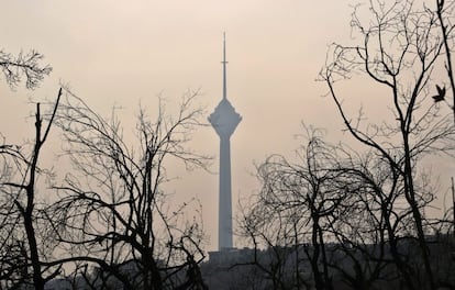 Vista de la Torre Milad bajo una niebla de contaminación en Teherán (Irán). La contaminación ha alcanzado en los últimos días niveles récord en la ciudad.