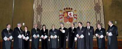 Los 12 magistrados que actualmente componen el Tribunal Constitucional, en el acto de toma de posesin en 2004.