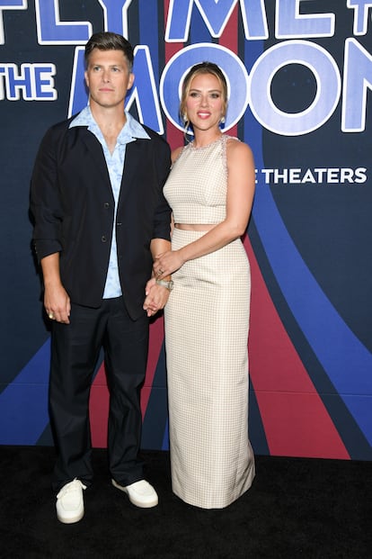 Colin Jost y Scarlett Johansson en el estreno de 'Fly Me To The Moon'.