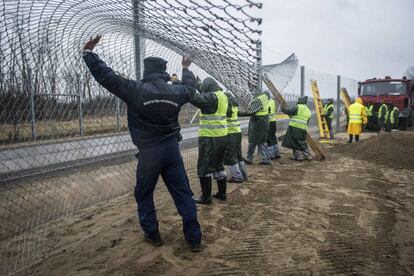 Varios presos trabajan en la construcci&oacute;n de la nueva valla entre Serbia y Hungr&iacute;a, en Kelebia, el 1 de marzo.