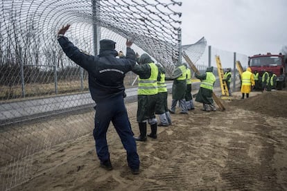 Varios presos trabajan en la construcción de la nueva valla entre Serbia y Hungría, en Kelebia, el 1 de marzo.