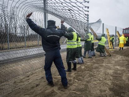 Varios presos trabajan en la construcci&oacute;n de la nueva valla entre Serbia y Hungr&iacute;a, en Kelebia, el 1 de marzo.