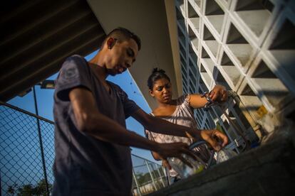 Enquanto a administradora da Regional do Pirapitingui, uma espécie de subpreitura, tenta lidar com mais de 80 solicitações diárias de caminhões-pipa, os vizinhos fazem uso das únicas torneiras do bairro com água.