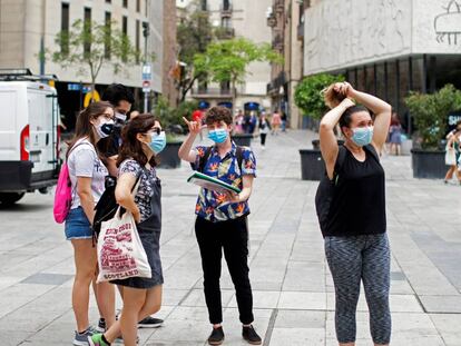 Un grupo de jóvenes atiende a las explicaciones de una guía turística este martes en la plaza de la Catedral de Barcelona. 