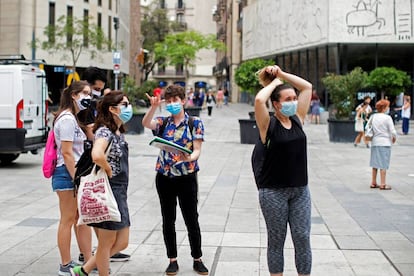 Un grupo de jóvenes atiende a las explicaciones de una guía turística este martes en la plaza de la Catedral de Barcelona. 