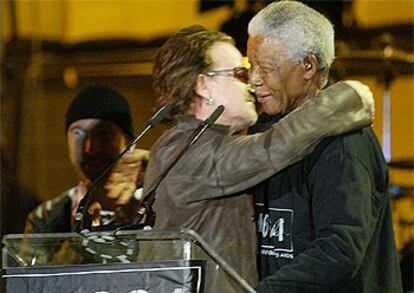 Bono abraza al ex presidente Mandela durante el evento, celebrado anoche en Ciudad del Cabo.