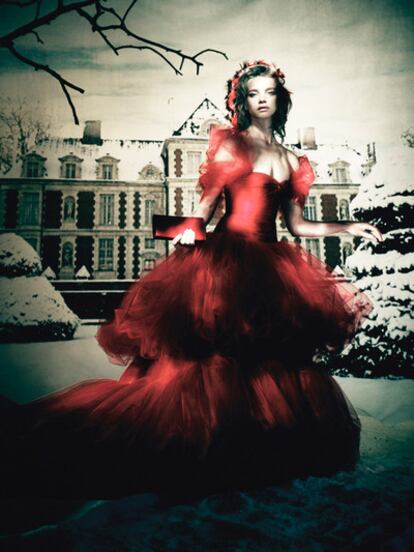 El prestigioso fotógrafo Paolo Roversi ha inmortalizado a Natalia con las 47 piezas. Un libro con las imágenes se entregó a los invitados al baile del 6 de julio. En la imagen, el vestido inspirado en Caperucita Roja, diseñado por Valentino.