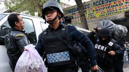 Varios policías, durante el operativo en Ciudad de México.