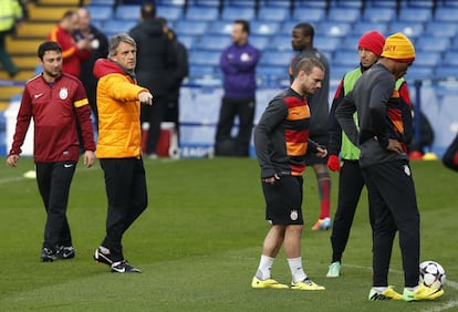 El entrenador del Galatasaray, Roberto Mancini, da instrucciones a sus jugadores durante el entrenamiento.