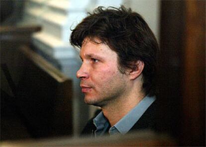 Bertrand Cantat, acusado de golpear hasta la muerte a su compañera, espera a la entrada del tribunal de Vilna.