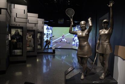 Una estatua de las hermanas Williams, Serena y Venus, forman parte de la exposición sobre deportes del Museo Nacional de Arte y Cultura Afroamericana.