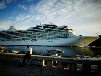 El crucero 'Marina', de Norwegian Cruise Line, en un puerto de Cuba, en marzo de 2017.