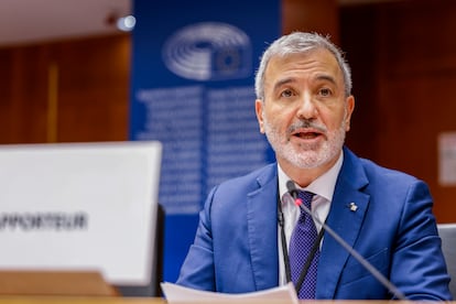 El alcalde de Barcelona, Jaume Collboni, interviene en la sesión plenaria del Comité de las regiones, en Bruselas, donde se ha aprobado dictamen sobre vivienda.