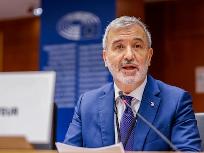 El alcalde de Barcelona, Jaume Collboni, interviene en la sesión plenaria del Comité de las regiones, en Bruselas, donde se ha aprobado dictamen sobre vivienda.