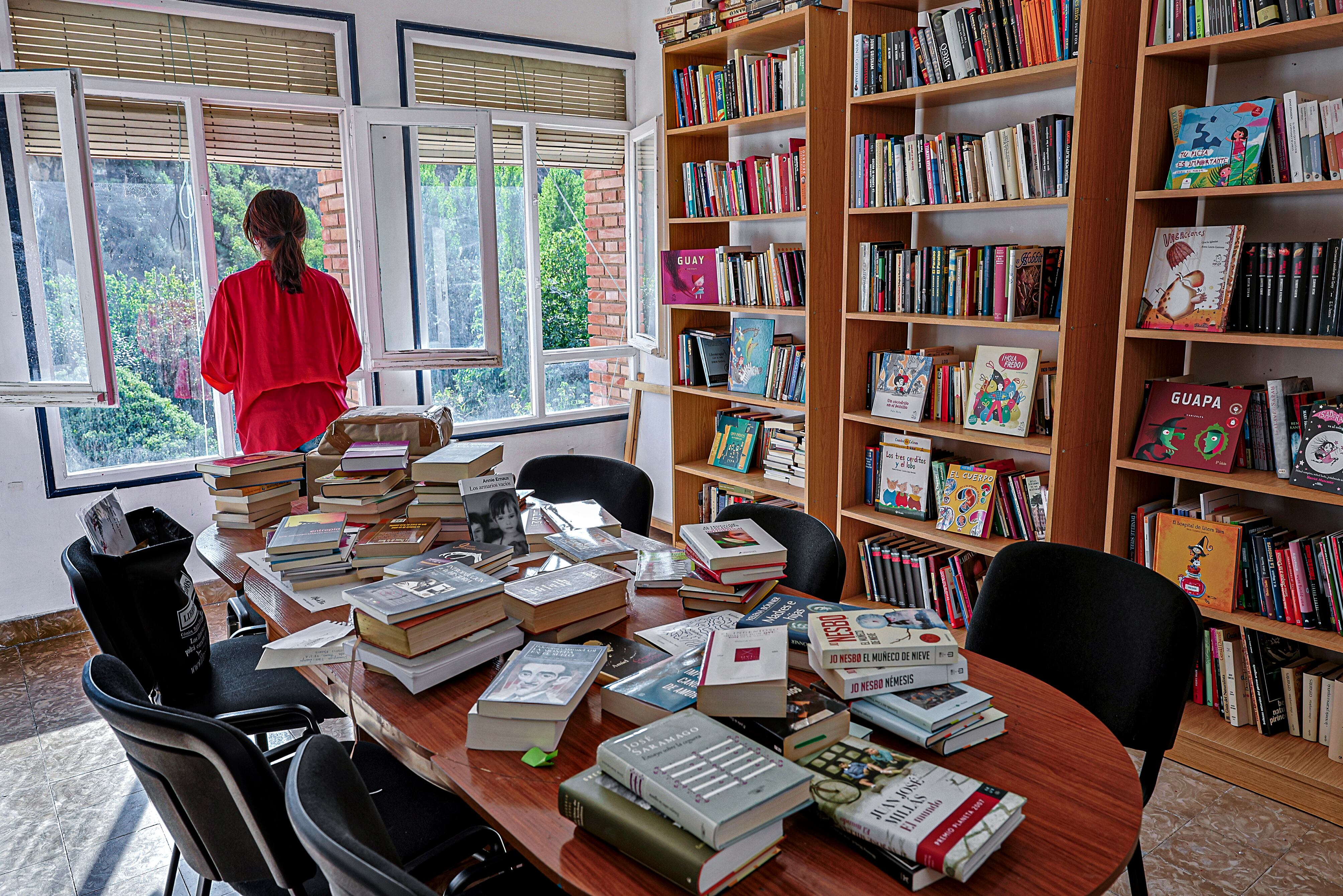 Maribel Medina, en la antigua escuela de Libros, que hoy guarda algunos de los libros donados.