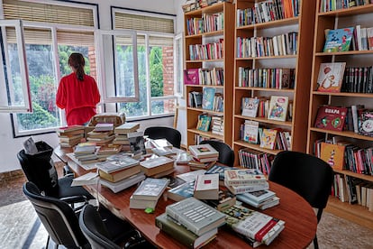 Maribel Medina, en la antigua escuela de Libros, que hoy guarda algunos de los libros donados.