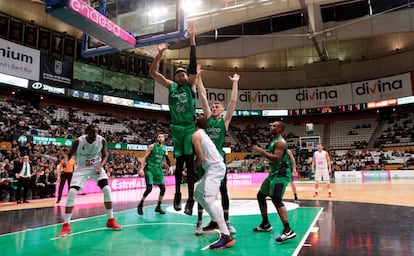 Un partit a l'Olímpic de Badalona entre el Joventut i el Saragossa.