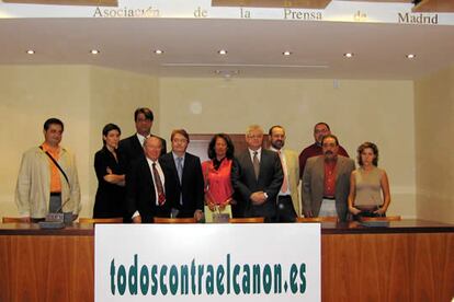 La plataforma 'Todos contra el canon', en la presentación del escrito en el que piden al Defensor del Pueblo que recurra la Ley de Propiedad Intelectual ante el TC.
