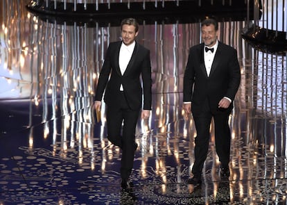 Ryan Gosling y Russell Crowe presentan el premio al mejor guión adaptado.  