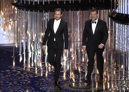 Ryan Gosling y Russell Crowe presentan el premio al mejor guión adaptado.  