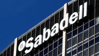 La cúpula de Sabadell compra acciones en mínimos para reactivar el valor