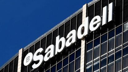 La cúpula de Sabadell compra acciones en mínimos para reactivar el valor