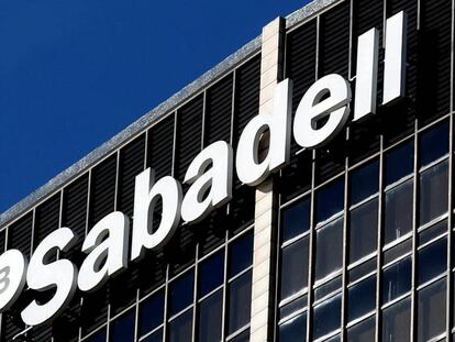La cúpula de Sabadell compra acciones en mínimos para reactivar el valor