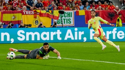 Ferran Torres marca el gol de España ante Albania.